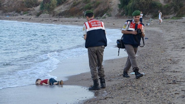 Corpo de bebê é encontrado na costa na cidade costeira turca de Bodrum, na Turquia | Foto: Reprodução/Nilufer Demir/Reuters