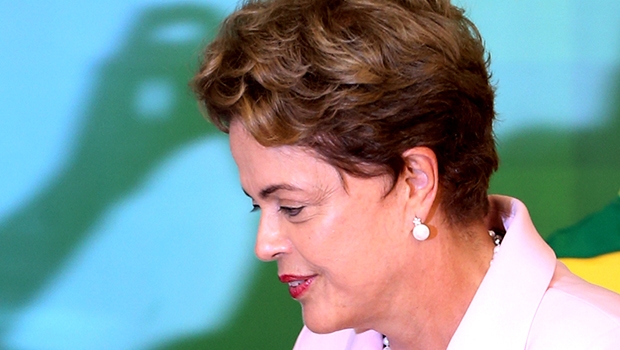 Dilma Rousseff está acuada em um momento em que o Brasil vive uma crise econômica, política e ética