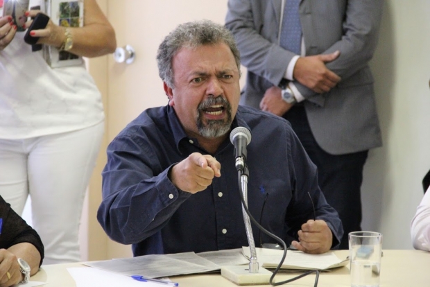 Irritado, Elias Vaz questiona mais um atraso na entrega de documentos requisitados há dois meses | Foto: Marcelo do Vale