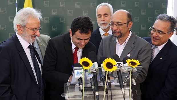 Deputado Glauber assina ficha de filiação | Foto: Antonio Augusto/ Câmara dos Deputados