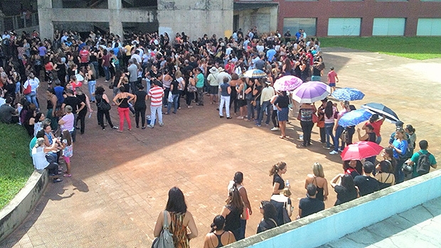 Servidores da Educação em protesto no Paço Municipal. Greve foi encerrada em maio | Foto: Marcello Dantas