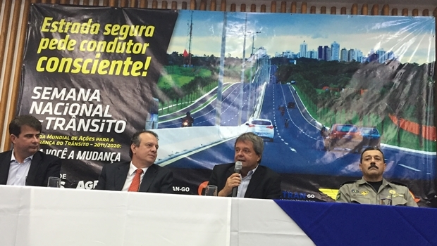 Presidente Jayme Rincón discursa ao lado do diretor Carlos Ronay, do diretor do Detran-GO João Balestra e do comandante do Policiamento Rodoviário, Coronel Queiroz