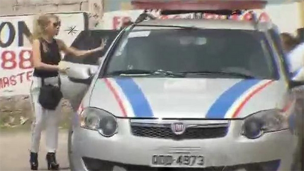 Joelma foi flagrada na porta da delegacia pela reportagem da TV Record | Reprodução/Cidade Alerta