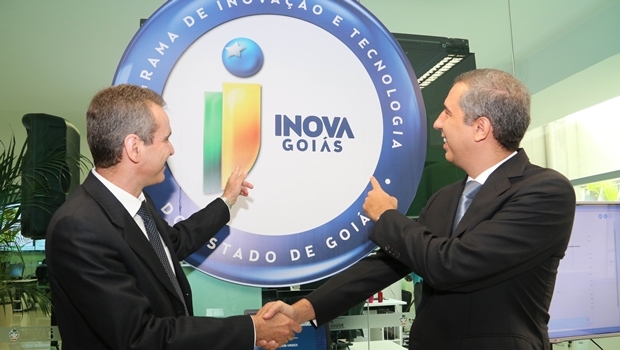 José  Eliton cumprimenta Leonardo Vilela | Foto: J. Eurípedes 