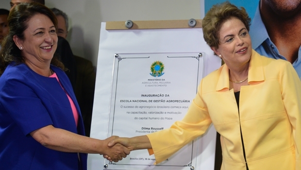 A ministra Kátia Abreu e a presidente Dilma Rousseff durante a cerimônia de inauguração da Escola Nacional de Gestão Agropecuária | Foto: Wilson Dias / Agência Brasil
