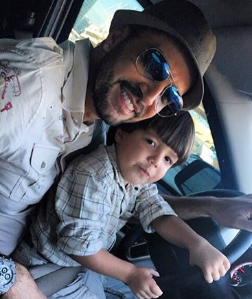 Latino e um de seus nove filhos, Bernardo | Foto: Reprodução/Site