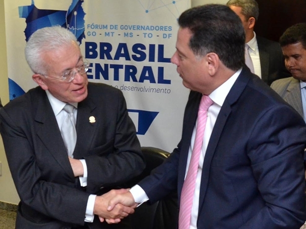 Ministro Mangabeira Unger cumprimenta o governador Marconi Perillo durante lançamento do projeto | Foto: Eduardo Ferreira 