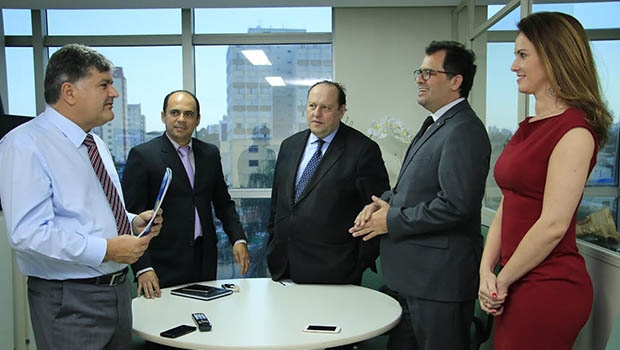  Mauro Faiad (esq) com representantes do Mapa | Foto: André Saddi/Divulgação/SED