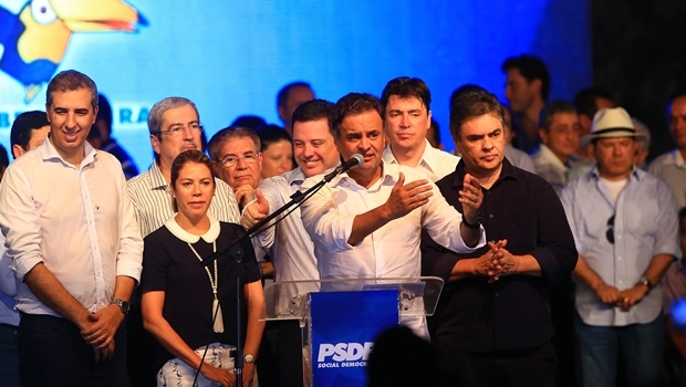 Aécio discursa ao lado de lideranças nacionais, do governador Marconi, José Eliton e a primeira-dama | Foto: Wildes Barbosa 