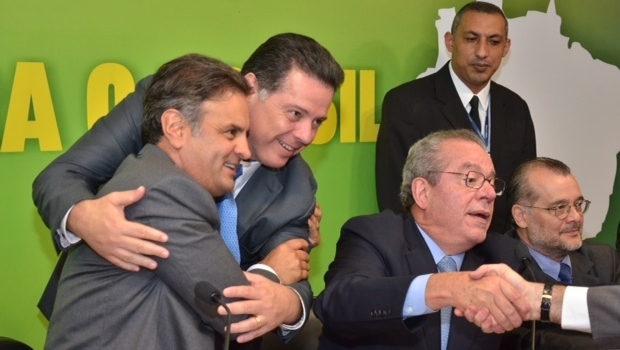 Marconi cumprimenta o senador e presidente do partido, Aécio Neves | Foto: Eduardo Ferreira 