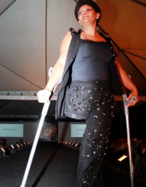 Modelo desfila com peça produzida especialmente para PNEs | Foto: Divulgação