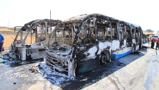 Ônibus da Metrobus foram queimados em protesto | Foto: Wesley Costa/O Hoje