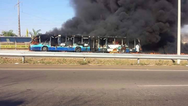 Seis ônibus são queimados em protesto | Foto: Reprodução/Facebook