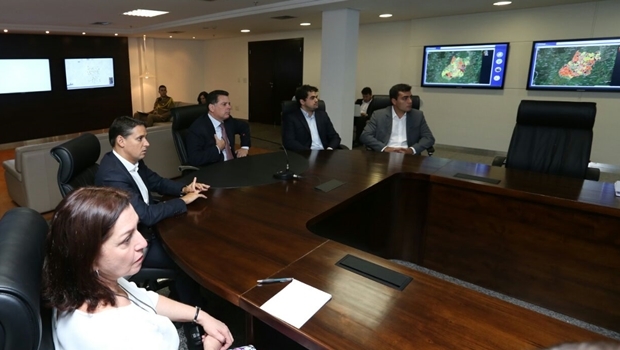 Thiago Peixoto durante reunião com governador | Foto: Ascom / Segplan 