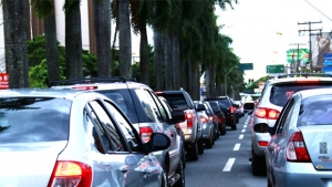 Trânsito congestionado na Avenida 85: sintoma de que as “artérias” da cidade já estão comprometidas | Fernando Leite/Jornal Opção