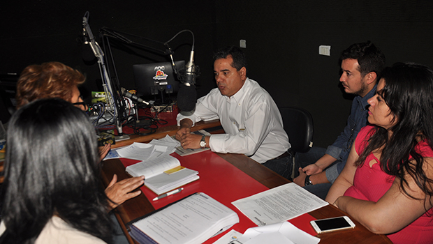 Secretário de Fazenda e Planejamento, Wagner Alves, interagiu com ouvintes em programa de rádio da cidade