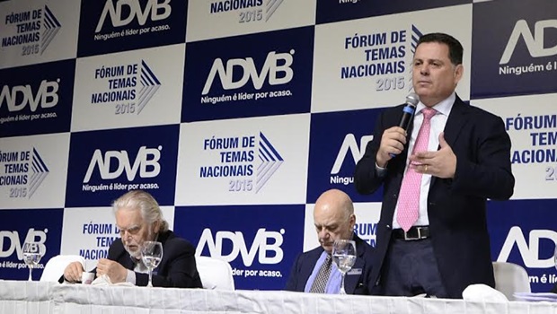 Governador Marconi Perillo discursa durante fórum empresarial em São Paulo| Foto: Rodrigo Cabral