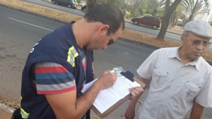 Secretário Jeovalter Correia (de boina) e fiscal | Foto: Prefeitura de Goiânia