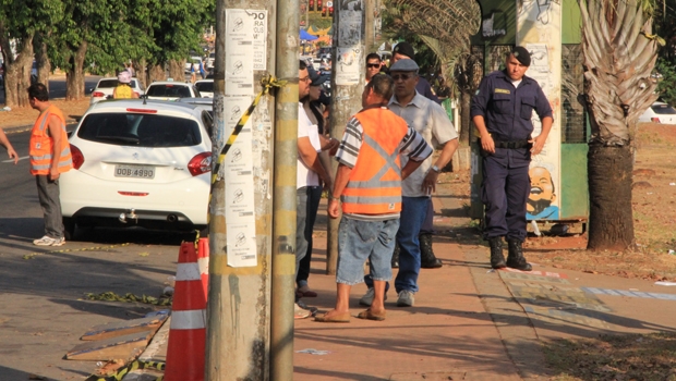 Flanelinhas em frente o Campus V da Pontifícia Universidade Católica de Goiás (PUC-GO), na Avenida Fued Sebba