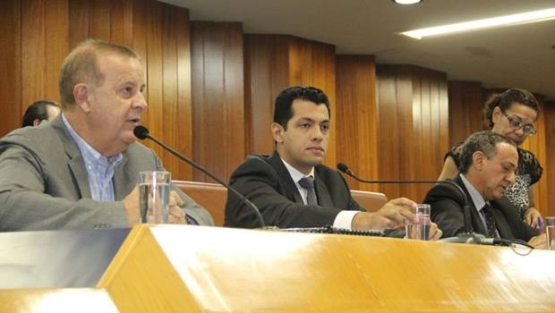 Prefeito Paulo Garcia, presidente da Comissão Mista, Thiago Albernaz (PSDB), e presidente da Câmara, Anselmo Pereira (PSDB) | Foto: reprodução / Twitter / Prefeitura de Goiânia 