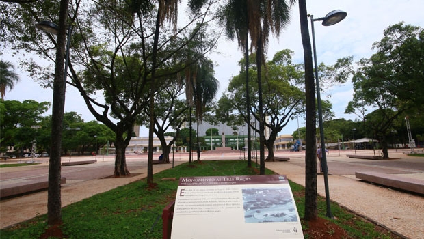 A Praça Cívica na versão “requalificada”: saem os carros, voltam as pessoas | Fernando Leite/Jornal Opção