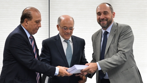 O ministro Augusto Nardes e o presidente do TCU, ministro Aroldo Cedraz, recebem do advogado-geral da União, Luís Inácio Adams, justificativas sobre as contas do governo de 2014 | Foto: Valter Campanato / ABr 