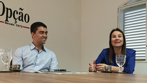 O coordenador de parcerias da Dotz em Goiás, Lucas Edgar Campos da Costa, e a diretora regional Claudia Campolina, em entrevista na sede do Jornal Opção | Foto: Alexandre Parrode 
