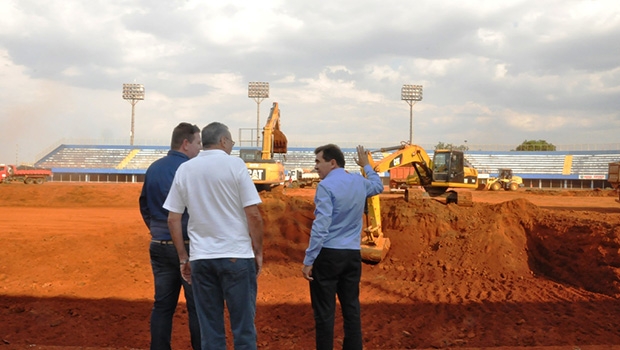 Prefeito João Gomes (direita) vistoria obra no Jonas Duarte