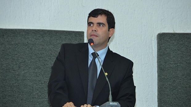 Ricardo Ayres cresceu em Porto Nacio­nal e é advogado com pós-graduação em Ciências Políticas 