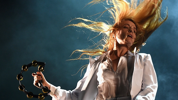Florence Welch, vocalista da banda Florence + The Machine. O registro fotográfico é do Coachella 2015, festival californiano que equivale ao inglês Glastonbury