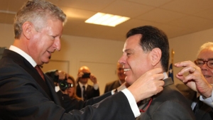 Governador recebe a Comenda da Ordem da Coroa da Bélgica das mãos do ministro | Foto: Wagnas Cabral 