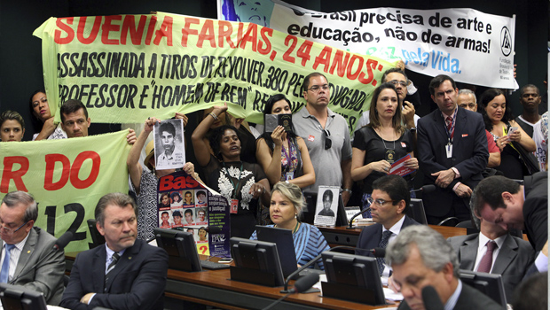 Manifestantes contrários à aprovação do texto, na comissão especial | Foto: Antonio Araújo / Câmara dos Deputados