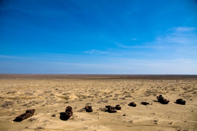 Tudo o que você vê na imagem era coberto da água do Mar de Aral, que já foi o 4º maior lago do mundo: tragédia ambiental provocada pelos soviéticos
