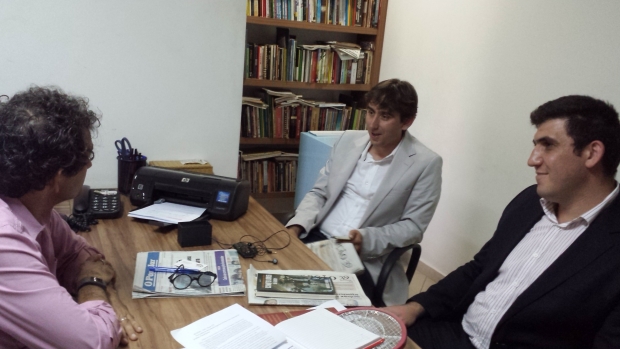 O editor-chefe Euler de França recebe em sua sala Abdullah Boztaş, do Centro Cultural Brasil-Turquia (centro) e Kamil Ergin, da agência Cihan