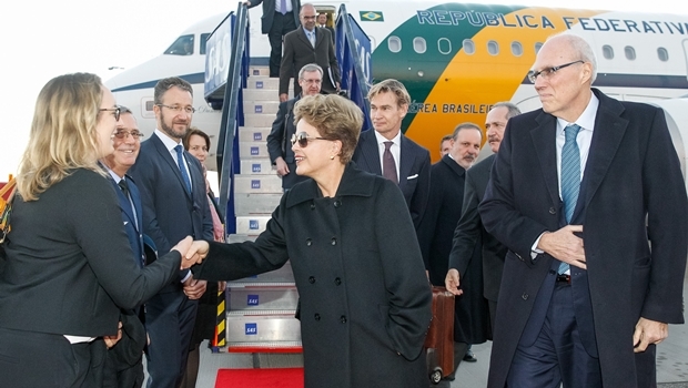Estocolmo - Suécia, 17/10/2015. Presidenta Dilma Rousseff recebe cumprimentos na chegada a Estocolmo. Foto: Roberto Stuckert Filho/PR