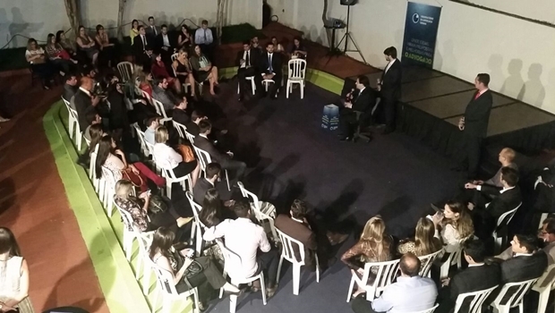Jovens participam de debate sobre advocacia com Flávio Buonaduce 