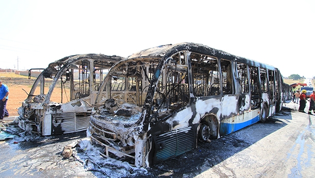Seis ônibus do Eixo Anhanguera foram queimados em protesto na Região Oeste da capital | Wesley Costa