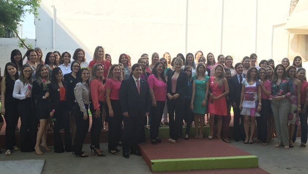 Flávio Buonaduce posa para foto com advogadas que participaram da reunião | Foto: Alexandre Parrode / Jornal Opção 