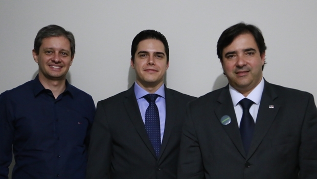 Victor Alencar, ladeado pelo vice-presidente da Casag, Hallan Rocha, e Flávio Buonaduce | Foto: divulgação