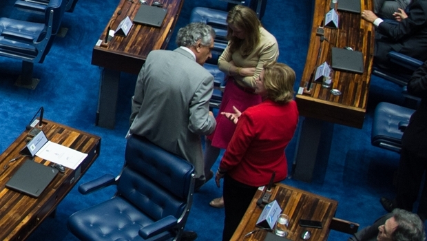 Senador Ronaldo Caiado e Lúcia Vânia discutem medida com a senadora Vanessa Grazziotin | Foto: Fabio Rodrigues Pozzebom /Agência Brasil