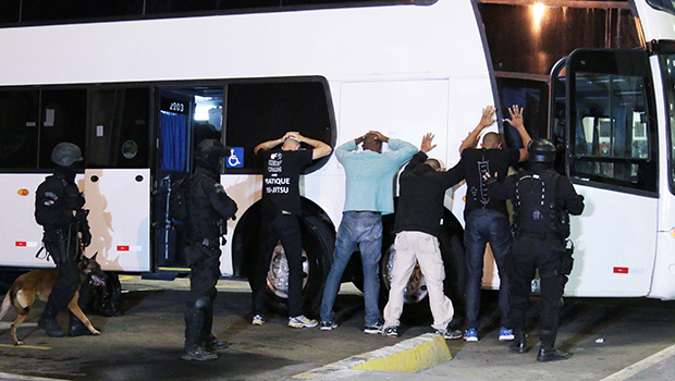 Policiais fazem abordagem em suspeitos: atualmente há no País um total de 666.479 policiais e em 2014 foram investidos R$ 71,2 bilhões na área de segurança | CB Vicente