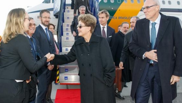 Presidente Dilma Rousseff desembarca em Estocolmo e recebe cumprimentos na chegada ao Aeroporto de Arlanda | Foto: Agência Brasil