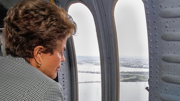 Presidente Dilma Rousseff durante sobrevoo às regiões afetadas pelas chuvas no Rio Grande do Sul | Foto: Roberto Stuckert Filho/PR