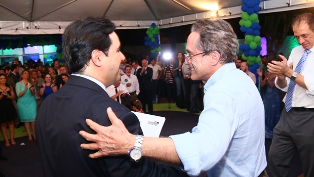 Flávio Buonaduce cumprimenta Aldo Arantes: chapa da OAB Forte formatada | Foto: Fernando Leite / Jornal Opção