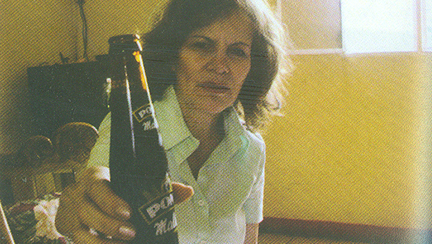 Marina Chapman, quando menina de rua, era conhecida por sua gangue como Pony Malta. Tinha a ver com a garrafa de uma bebida colombiana | Fotos: Reprodução