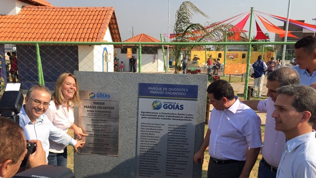 Prefeito José Gouveia, secretária Lêda Borges, governador Marconi Perillo descerrando a placa do Parque Encantado