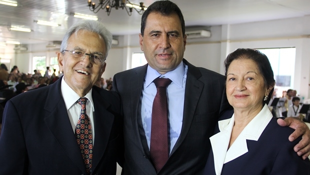 Helenês Cândido com a família: o filho Paulinho e a esposa, dona Lila 