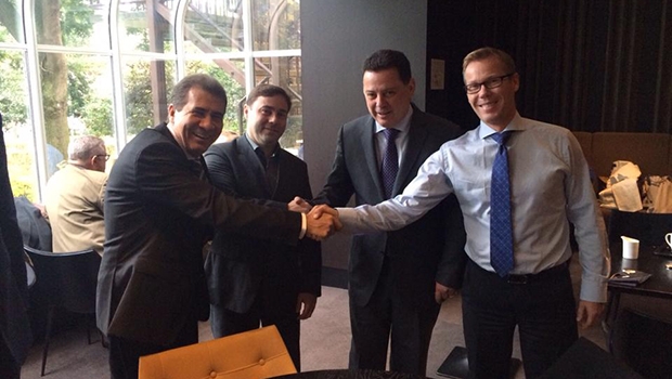 João Gomes e Marconi Perillo cumprimentam empresários belgas: R$ 180 milhões de investimentos em Anápolis