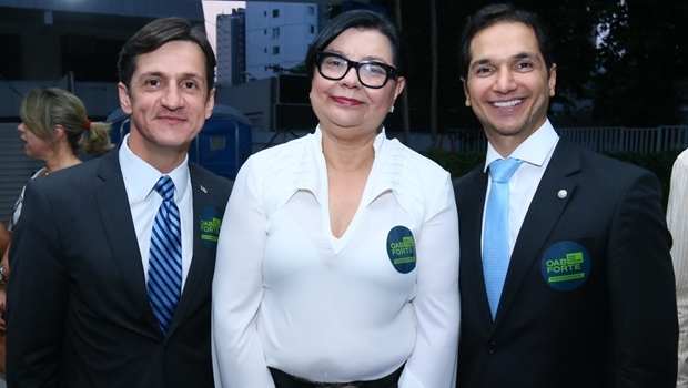 Os candidatos a vice-presidente, Julio Meirelles; suplente de conselheiro federal, Maria Thereza Alencastro; e conselheiro federal, Pedro Paulo Medeiros | Foto: Fernando Leite / Jornal Opção