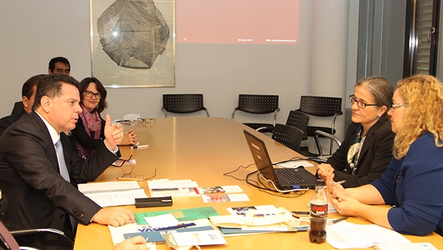 Governador durante reunião nesta segunda-feira | Foto:Divulgação